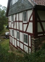 Fachwerk, Leinölanstrich und Kalkputz. Fertige Fassade