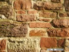 Natursteinmauerwerk mit bearbeiteten regionalen Natursteinen / Neuerstellung einer Stützmauer