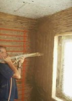 Einputzen der Wandheizung mit Lehmunterputz