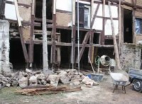 Abgefangenes Gebäude beim Schwellbalkenwechsel (Fa. Noll) und Neuaufbau des Natursteinsockels