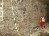 Natursteinrückwand  wird sandgestrahlt