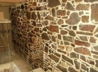 Die sandgestrahlte Wand wurde mit Kalkmörtel neu ausgefugt